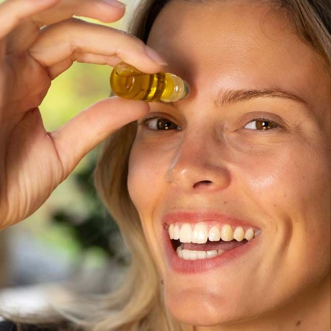 Soin contour des yeux lissant aux fleurs La Canopée mannequin