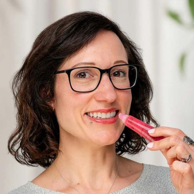 Bio Retinol Glossy Lip Gloss Evolve Beauty's application