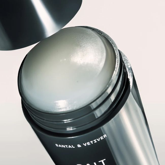 Déodorant vegan gel naturel vetiver et santal Salt and Stone lifestyle