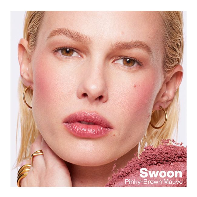 Blush naturel is Life Swoon Kosas model