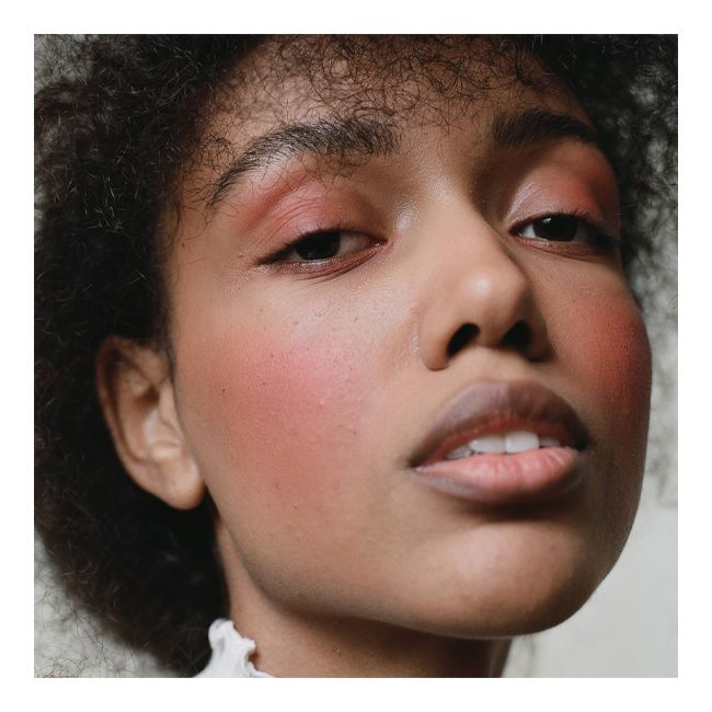 Fard à joues minéral Magnetic Blush Bare Blossom Madara Cosmetiques Mannequin