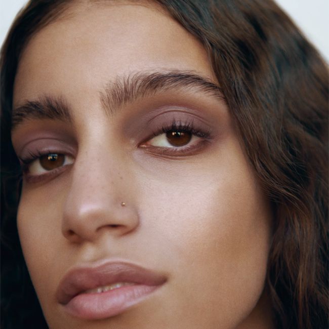 Manasi 7's Yubari Eye and Lip Definer lip pencils Model