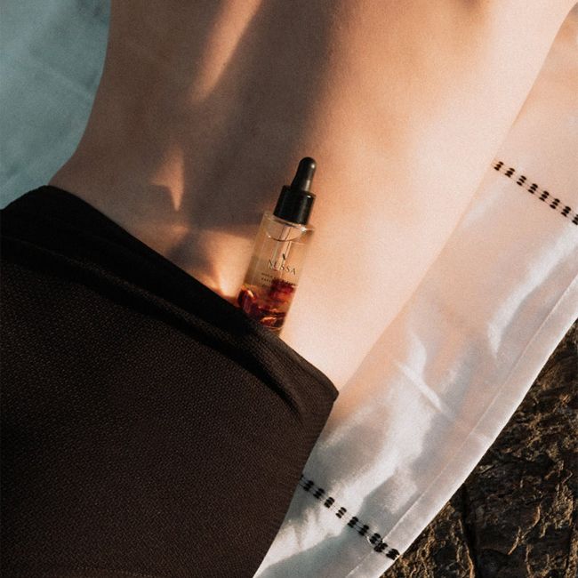 Huile visage bio aux Fleurs Raffermissante Nussa Cosmetics Mannequin