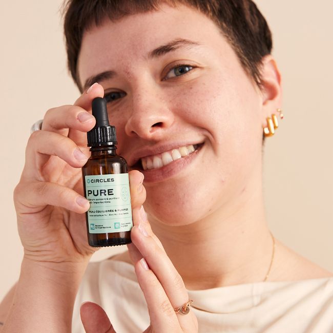 Circles' Pure organic anti-imperfection serum Model
