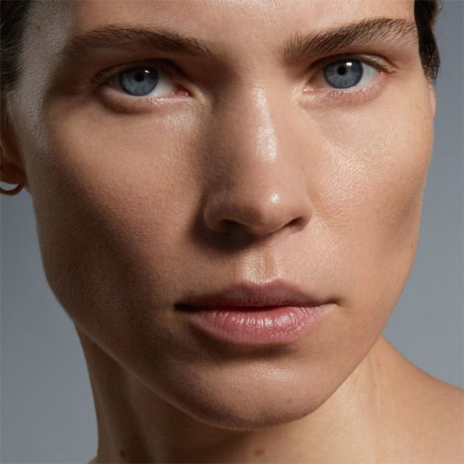 Huile visage naturelle au bakuchiol Retinol Alternative Madara Cosmétiques Mannequin