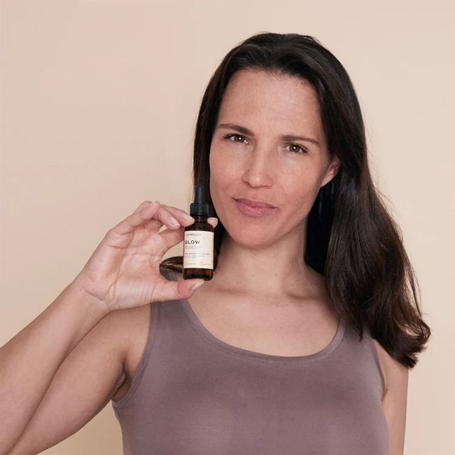 Circles' Glow Natural Skin Smoothing and Regenerating Facial Serum Model