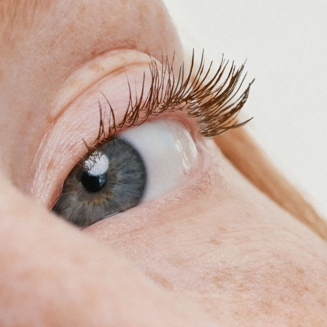 Ilia Beauty's Before Brown Limitless Lash Mascara Model