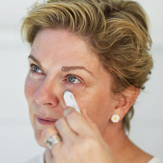 Sérum Contour des Yeux à l’Eau de Raisin Ere Perez Mannequin
