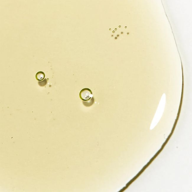 Novexpert's 5 Omegas natural Cleansing Oil Texture
