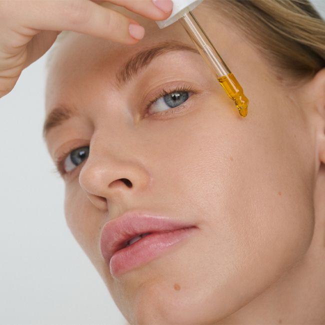 Huile visage naturelle de beauté Kakadu RMS Beauty Application