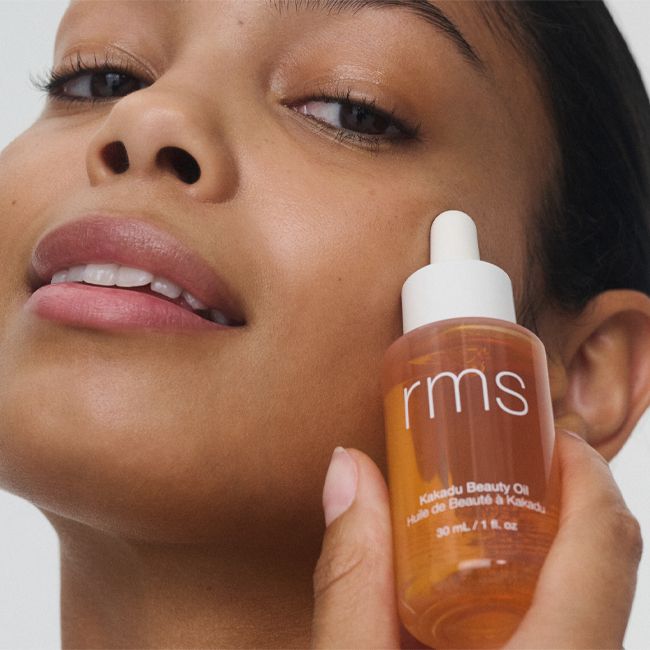 Huile visage naturelle de beauté Kakadu RMS Beauty Mannequin