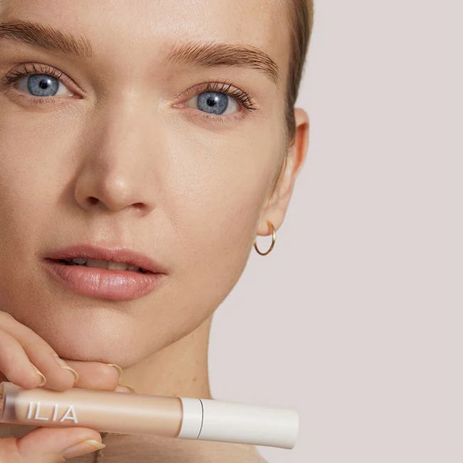Ilia Beauty's SC . 5 Arrowroot True Skin natural Serum Concealer Model