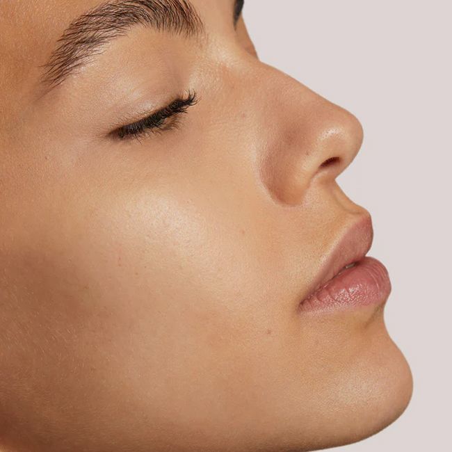 Anti-cernes naturel sérum True Skin SC2.5 Lotus Ilia Beauty Model