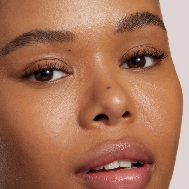 Anti-cernes naturel sérum True Skin SC 4 Nutmeg Ilia Beauty Mannequin