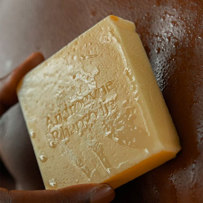 Savon naturel solide crémeux Androgyne Rhapsodie Refeel Application