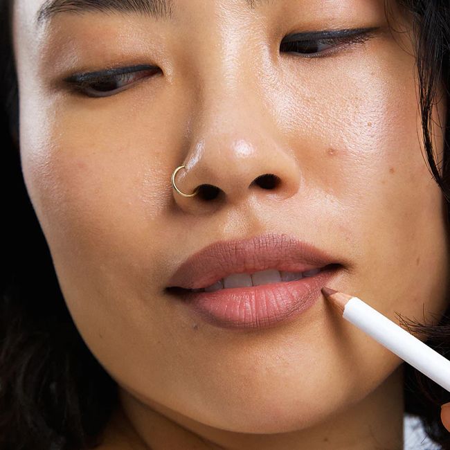 Ere Perez' Naughty Açaï lip pencil Model