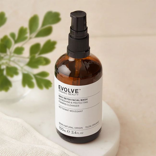 Nettoyant visage bio daily detox Evolve Beauty lifestyle mannequin