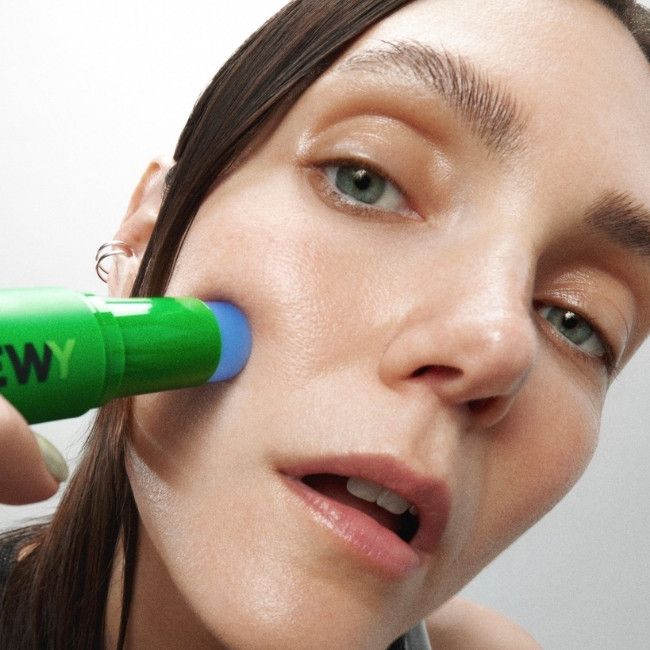 Dewy Hydra Caffeine Serum Stick – Mádara | MonCornerB