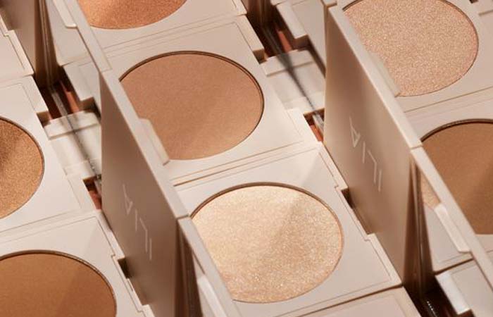 Complexion makeup with a healthy glow thanks to powder