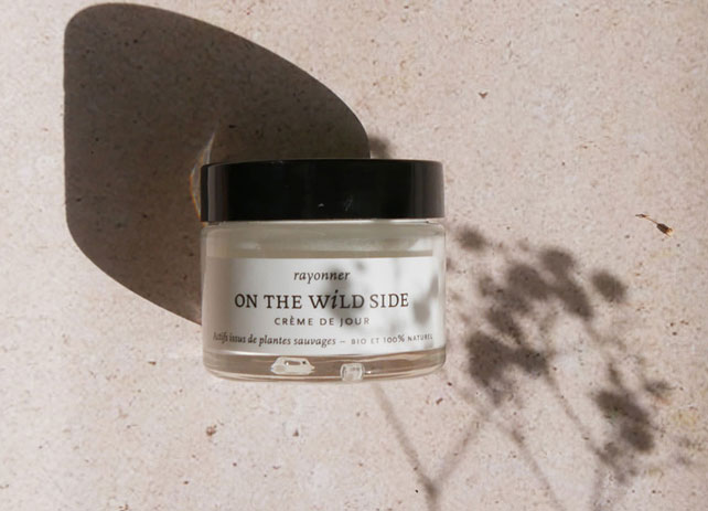 Différentes crèmes hydratantes naturelles et certifiées biologiques pour le visage