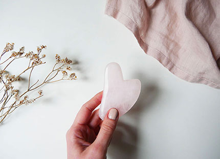 Le massage gua sha: secret d'une belle peau en 5 minutes